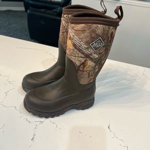 Size 2 muck boots kids